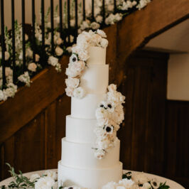 Nader / Haire Wedding JOPb_4141.CR2
2019 © Jenn Ocken Photography
www.JennOckenPhotography.com White and cream cake florals