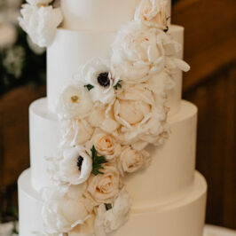 Nader / Haire Wedding JOPb_4143.CR2
2019 © Jenn Ocken Photography
www.JennOckenPhotography.com White and cream cake florals closeup